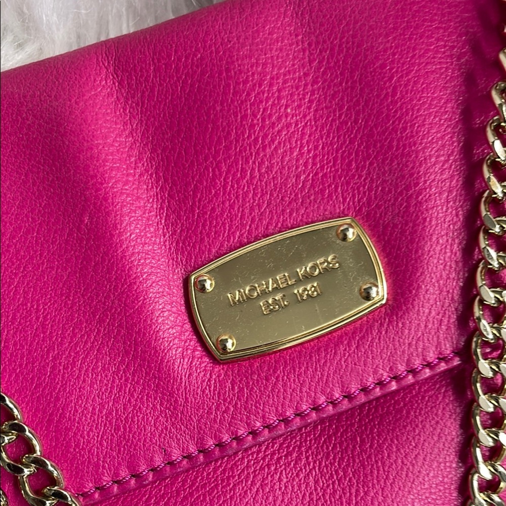Michael Kors Fuchsia Crossbody Bag with Gold Chain - Picture 4 of 11